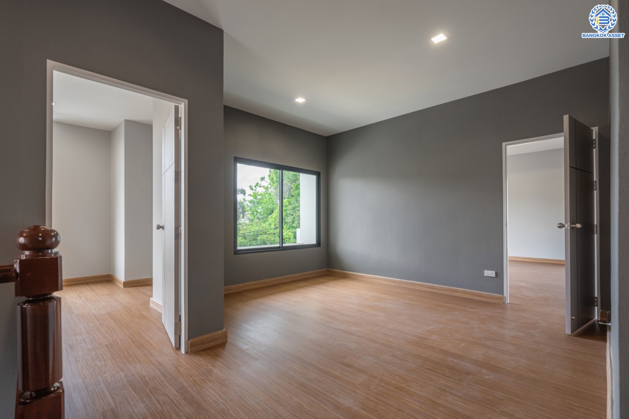 บ้านมือสองตกแต่งใหม่ ม.ราชพฤกษ์ บางบอน4 ตกแต่งหรูหรา ดีไซน์ Classic เนื้อที่ 100.5 ตร.ว. ฟังก์ชัน 3 ห้องนอน 4 ห้องน้ำ 1 ห้องแม่บ้าน จอดรถได้ 2 คัน พื้นที่สนามหญ้ากว้างกว่า 216 ตร.ม. บนทำเลศักยภาพ เชื่อมต่อหลายเส้นทาง ใกล้เดอะมอลล์บางแค จุดขึ้นทางด่วน "เพชรเกษม" และรถไฟฟ้าสายสีน้ำเงิน "สถานีหลักสอง"